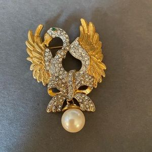 Vintage rhinestone gold swan bird pearl brooch pin